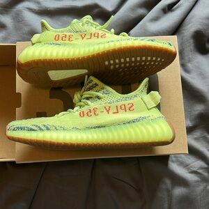 YEEZY 350 FROZEN YELLOW SIZE 7 NEGOTIATABLE